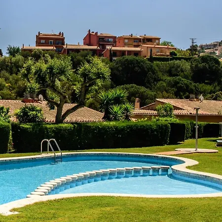 Sleeps 6 Pool Holiday home *